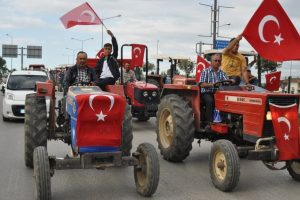 Bursa'nın İneg&ouml;l il&ccedil;esinde k&ouml;yl&uuml;ler, darbe girişimine tepki g&ouml;stermek amacıyla 300 trakt&ouml;rle konvoy oluşturdu