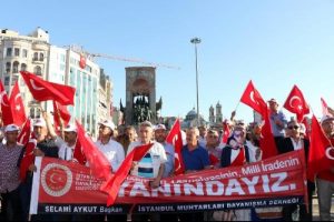Muhtarlar demokrasi şehitleri i&ccedil;in y&uuml;r&uuml;d&uuml;