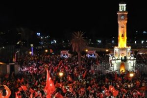 İzmirliler darbe girişiminin 7'nci g&uuml;n&uuml;nde de meydanlarda