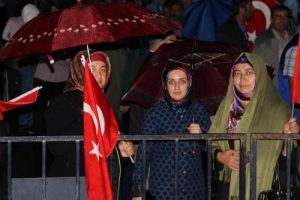 Sivas'ta demokrasi n&ouml;beti yağmur altında devam etti