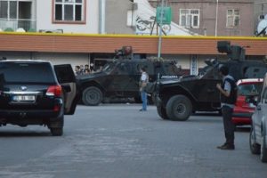 Diyarbakır'da PKK'nın 'h&uuml;cre evine' operasyon: 3 polis şehit