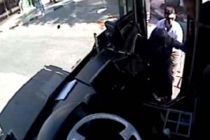 Manisalı otob&uuml;s şof&ouml;r&uuml;nden &ouml;rnek davranış