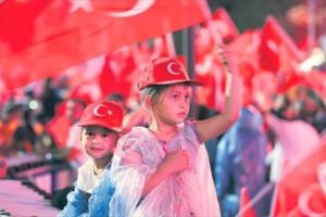 &Uuml;nl&uuml; İsimler demokrasi n&ouml;betine devam ediyorlar