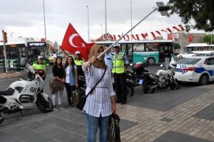 Polisle, 'Demokrasi selfie'si