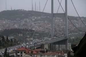 İntihar girişimi Boğazi&ccedil;i K&ouml;pr&uuml;s&uuml;'nde trafiği kilitledi