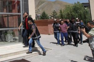 Hakkari'de 1 başkomiser ve 2 komiser tutuklandı