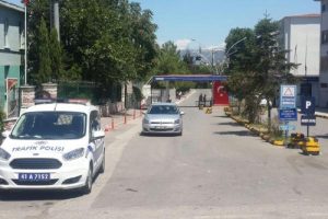 Kendisini h&uuml;cumbota kilitleyen binbaşı ikna edildi