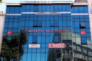 CHP'ye taş atan inşaat iş&ccedil;isine 1 yıl 4 ay hapis