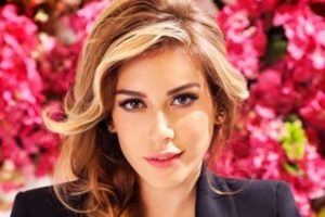 Sinem Kobal noterden &ccedil;ıkarken objektiflere yakalandı