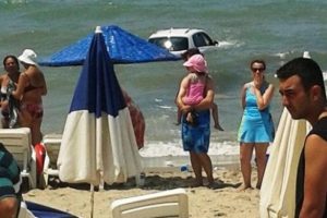Denizde y&uuml;zenlere araba &ccedil;arptı!