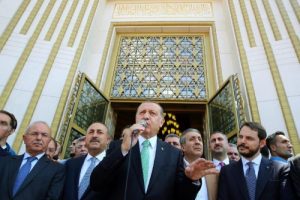 Cumhurbaşkanı Erdoğan: Dik duruyoruz ve sadece Hakk'ın huzurunda eğiliyoruz