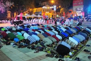 Bursalılar demokrasi n&ouml;betinde namaz kıldı