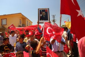 Diyarbakır kırmızı beyaza b&uuml;r&uuml;nd&uuml;