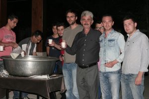 Bursa'da demokrasi n&ouml;betine katılanlara sıcak s&uuml;t