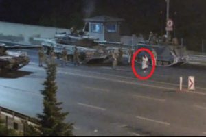 Darbecilere tek başına direnen kadın!
