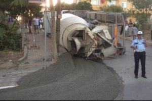 Devrilen beton mikserinin s&uuml;r&uuml;c&uuml;s&uuml; yaralandı