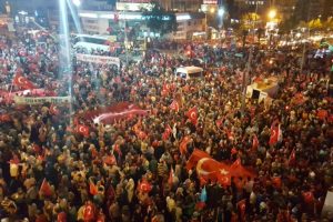 Bursa'da FET&Ouml;'n&uuml;n darbe girişimine tepkiler devam ediyor