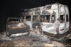 Tunceli'de yol kesen PKK'lı ter&ouml;ristler, ara&ccedil;ları yaktı