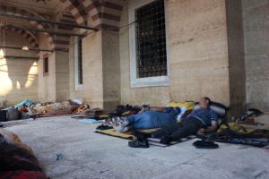 Kırkpınar sevdalıları geceyi Selimiye Camii avlusunda ge&ccedil;irdi