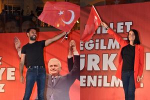 &Uuml;nl&uuml;lerden demokrasi n&ouml;betine destek