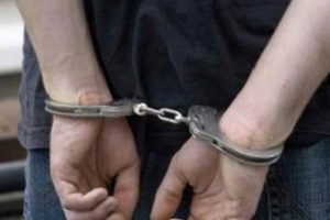 Tatilci gibi davranan pilot y&uuml;zbaşı &ccedil;adırda yakalandı!