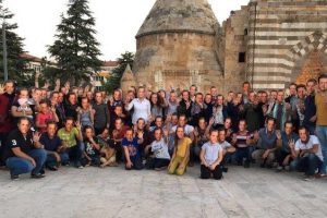 Cumhurbaşkanı maskeleri ile alanlara demokrasi n&ouml;beti i&ccedil;in geldiler