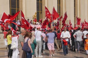 Paris'te T&uuml;rklerden FET&Ouml; karşıtı g&ouml;steri