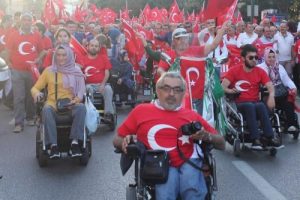 Bursa'da darbeye karşı y&uuml;r&uuml;y&uuml;ş d&uuml;zenlendi