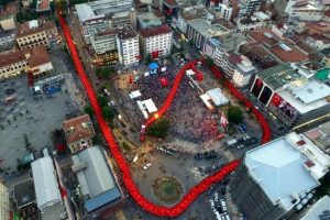 1919 metre T&uuml;rk bayrağıyla demokrasi y&uuml;r&uuml;y&uuml;ş&uuml;
