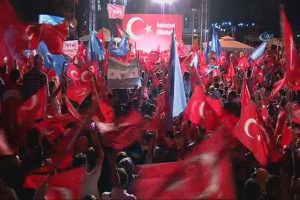 İstanbulluların demokrasi n&ouml;beti s&uuml;r&uuml;yor