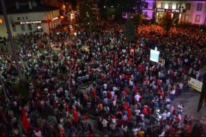 Binlerce kişi Bursa İneg&ouml;l'de bayraklarıyla b&ouml;yle y&uuml;r&uuml;d&uuml;