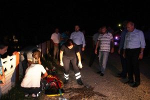 Motosikletten d&uuml;şt&uuml;, yardımına vekiller yetişti