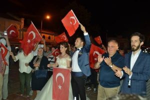 D&uuml;ğ&uuml;nden &ccedil;ıkıp demokrasi n&ouml;betine gittiler