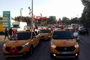 Taksilerin demokrasi konvoyu