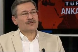 Melih G&ouml;k&ccedil;ek: '&Uuml;&ccedil; harfliler ile insanları esir alıyor'