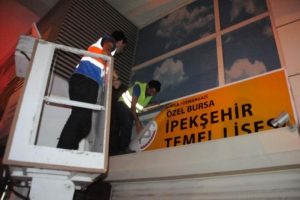 Bursa'da kapatılan okulların tabelaları s&ouml;k&uuml;ld&uuml;
