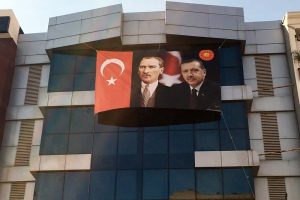 FET&Ouml; tabelaları indirildi, Atat&uuml;rk ve Erdoğan'ın resimleri asıldı