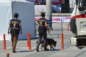 Taksim Meydanı bomba araması i&ccedil;in boşaltıldı