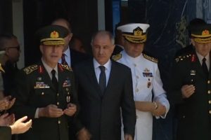 Orgeneral Akar: Asker polis bir b&uuml;t&uuml;nd&uuml;r