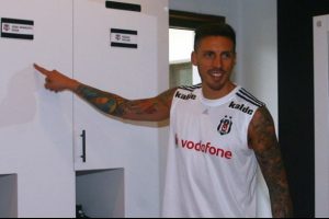 ''Topla bavulunu, kampı terk et''