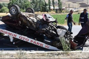 Otomobil, beton mikserinin altında kaldı: 2 &ouml;l&uuml;, 1 yaralı