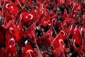 Demokrasi n&ouml;bet s&uuml;r&uuml;yor