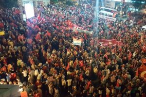 Bursa'da binlerce kişi, ellerinde T&uuml;rk bayraklarıyla "demokrasi n&ouml;beti"ni s&uuml;rd&uuml;r&uuml;yor