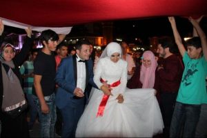 Gelin ve damat d&uuml;ğ&uuml;n sonrasında demokrasi n&ouml;betinde