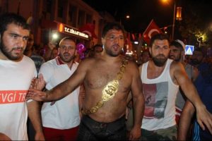 Başpehlivan Kara, Er Meydanı'ndan &ccedil;ıkıp demokrasi n&ouml;betine katıldı