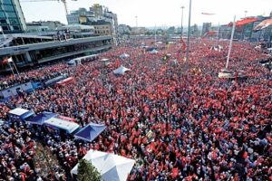 Taksim'de 'darbeye hayır' manifestosu