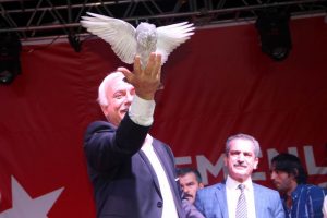 Nihat Hatipoğlu demokrasi n&ouml;betine katıldı