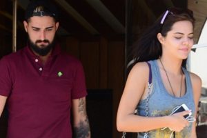 İdo Tatlıses sevgilisi Hilal Altınbilek'le Bebek'te kameralara yakalandı