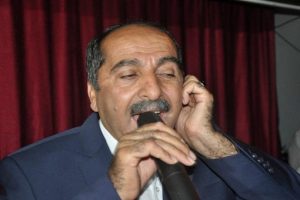 Demokrasi n&ouml;betinde Cumhurbaşkanı i&ccedil;in yazdığı t&uuml;rk&uuml;y&uuml; seslendirdi