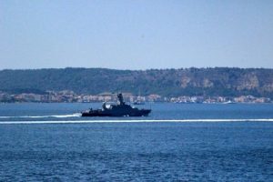 Rus askeri gemisi &Ccedil;anakkale Boğazı'ndan ge&ccedil;ti